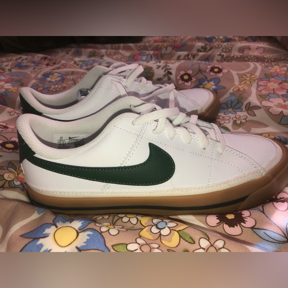 💚 Nike  Kids White Sneakers with Dark Green Swoosh and Gum Sole - size 5 Y